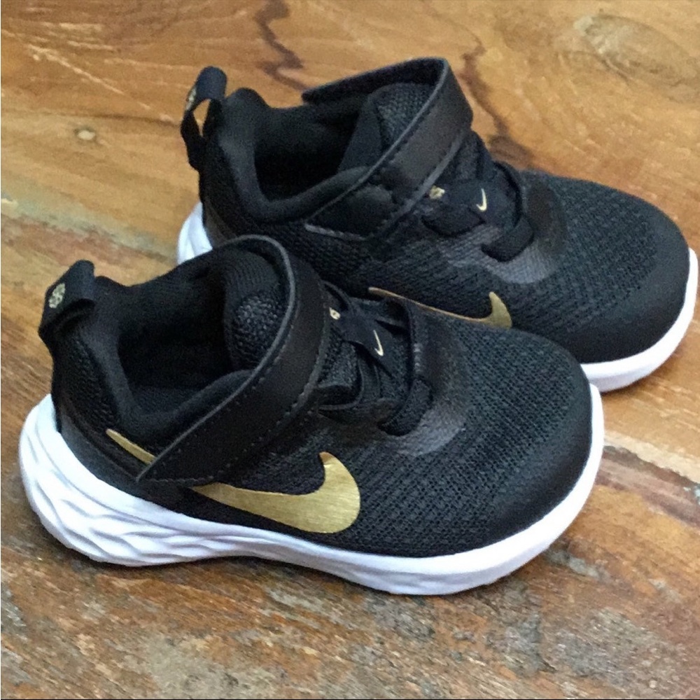 NIB Nike Revolution 6